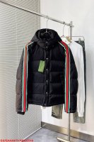 P550 C249 Gugucci 古驰 羽绒服时尚双G撞色拼接织带羽绒服 双G满Logo连帽羽绒服 这款拉链羽绒服是焕新推出的配饰和成衣系列中的一款 再生尼龙