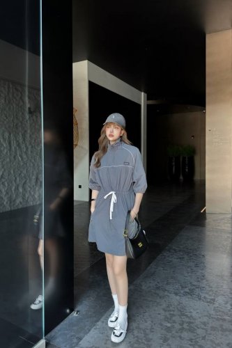 70710# Miu灰色连衣裙 上新 Miumi*2025新品上架 抽绳工装连衣裙 定制Yb进口尼龙材质 挺括有型 沿用半开襟拉链调节设计 廓形版型配合胸前肩膀