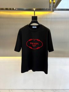 prad普拉 2025春夏新品男士休闲圆领短袖T恤 轻薄纯棉面料 简单大气的款式 甄选优质100%纯棉 轻薄面料密度紧实久穿不易变形 微弹力柔软有质感 上身舒适