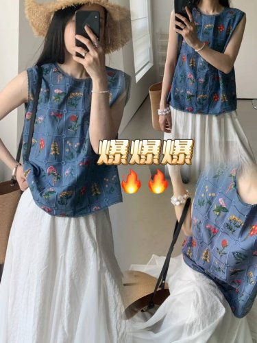 上衣 爆款主推 设计感复古刺绣蕾丝边无袖上衣蓝色底色搭配缤纷花卉刺绣 每一针都勾勒出烂漫风情 无袖设计适配暖阳 舒适又自在 轻松拿捏清新氛围感 Smlxl