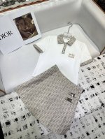 dio* 25Ss新款短袖上衣短半裙 老花提花拼接面料 字母刺绣装饰 侧边腰扣装饰 独特设计 时尚大方 两色三码 Sml