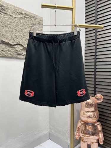 短裤 Bal 白色条纹装饰徽标刺短袖套装、代工厂P出品 单品正面的Unity Sports Icon刺绣以高精度工艺呈现，模糊了运动标识与当代艺术的边界，呼应品