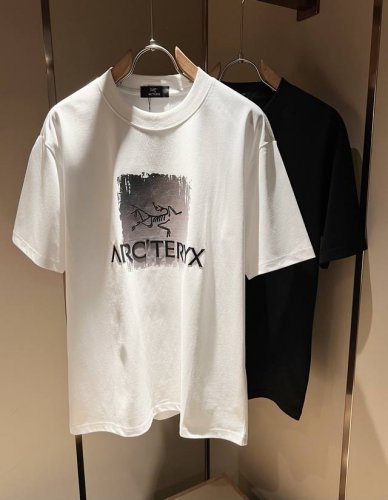 Arcter*X始*祖鸟 2025春夏新款男女同款短袖T恤户外品牌可能大家第一想到的就是加拿大鹅 始祖鸟 给人一种标签试的感觉 除了在款式设计上颇有造诣之外 最