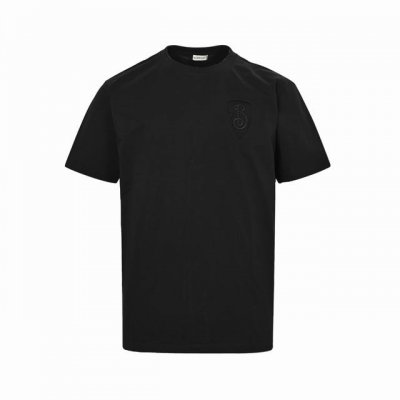burberry 巴宝莉 25Ss 马术骑士盾牌徽标刺绣短袖 B 字型盾牌，源自于 Burberry 马术骑士徽标中的盾牌元素，喻为 保护 之意！ 胸口右侧的