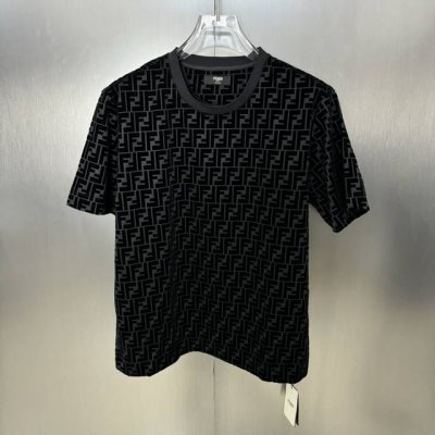 p100 fendi 黑色植绒T恤 面料：黑色棉质双珠地布材质配套2*1 400克螺纹 上身质感十足 舒适透气 搭配同色异调Ff植绒图案 吸引眼球而又提高了整体