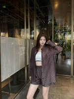 强烈推荐 Lv*2025春夏新款休闲套装 满印口袋衬衫搭配松紧腰短裤 若隐若现时尚小心机 可A可乖的风格 版型属于谁都好驾驭的 日常通勤穿什么的都是很Ok的 满