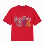 Louis Vuitton 面料：100%棉 码数: Xs . S . M . L 颜色：白色. 黑色. 红色 路易威登夏季新款厚板印花工艺T恤 ，采用26支蚀