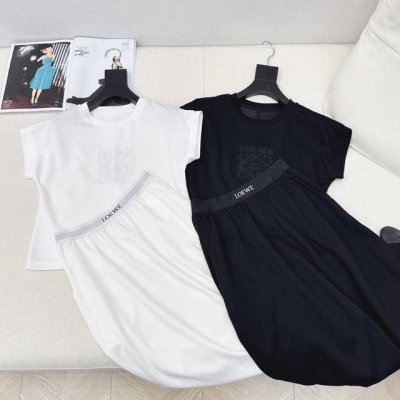 loe 25Ss 春夏最新款时髦休闲套装 圆领后开叉短袖上衣+松紧腰半裙 超级个性 短袖上衣后开叉设计 搭配高腰半裙一套上身巨能显身材比例 真的超级好看 简约休