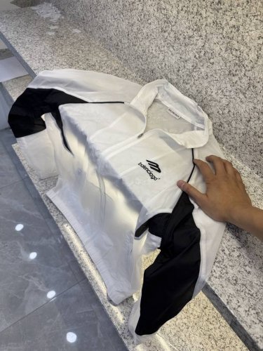 baena巴黎世家25年春夏新品 休闲防晒服套装夏日外出旅游必备！能有效的抵挡紫外线，使你的肌肤不会受到伤害。非常轻薄，夏天穿丝毫不会觉得闷热超强细节，超强做工