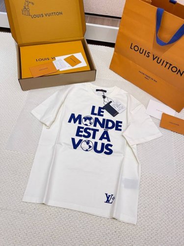 上新！不含包装 Louis V*25开春的盐系穿搭 秋冬内搭必备Tee！！颜色绝对不是市面上那种色直白也不是米白！！！ 官方叫雪花白，纯净水和牛奶的结合，奶白奶