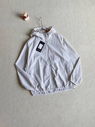 报单款号05031。 Lululemon最新款Upf2600抗Uv超防晒全身激光打孔10000+连帽防晒衣 线上1000+ 采用超轻量化面料，薄如蝉翼！！轻便舒