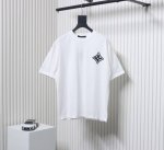 p180 Louis Vuitton路易威登2025Ss经典Logo印花短袖 - 圆领短袖采用直筒设计 版型能够很好地修饰身形 使穿着者看起来更加挺拔 修长 适