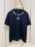 始祖鸟新款领口字母T恤 酷感休闲 简约不简单 肩部通肩压条 280克纯棉面料舒适透气 黑白双色 男女同款 码数S-Xxl