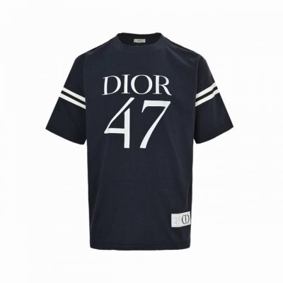 dior 迪奥 Cd47字母印花短袖 面料采用21支双精梳紧密纺纱，洗后310克加密平纹布，运用进口防掉色活性染料对板定染对色，袖口织带采用提花罗纹横机对板定织