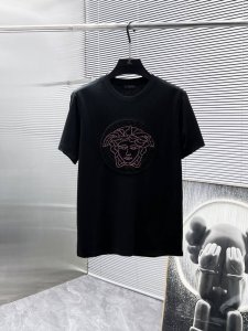 范思哲 Versace 2025Ss新款 半袖 体恤 短袖 圆领T恤，高端版本！专柜定制面料 透气舒适度高，细节无可挑剔，品牌元素设计理念，体现高品质。手感细腻