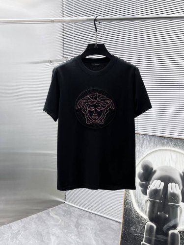 范思哲 Versace 2025Ss新款 半袖 体恤 短袖 圆领T恤，高端版本！专柜定制面料 透气舒适度高，细节无可挑剔，品牌元素设计理念，体现高品质。手感细腻