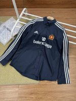 纯原臻品 - Balenciaga 巴黎世家 阿迪达斯 联名三条杠曼联长袖衬衫 - 颜色：藏青色 - 购入原版开模打造，全套定制辅料，细节决定成败 - 巴黎世家