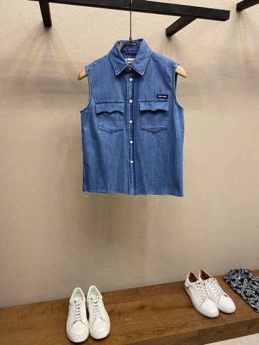 miu Miu25春夏新款 牛仔马甲 百搭任何风格都能完美轻松驾驭 完美做工，一种随意又慵懒的调调！ 定织定染100%牛仔棉布，透气性佳柔软亲肤多重酵素水洗工艺