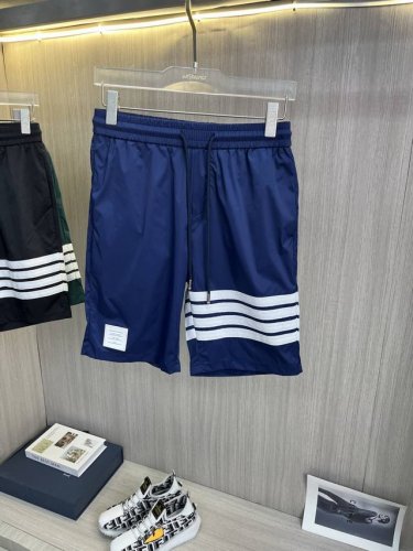 Tb汤姆布朗 2025春夏新款男士休闲短裤 高级定制透气面料 透气微弹舒适度极高 细节无可挑剔 顶级辅料配备 原版五金设计理念 三标齐全 手感细腻柔软 上身版型