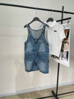 M浅蓝做旧拉链牛仔背带裙 ，面料：牛仔棉 颜色：浅蓝 Miu25春夏新款 字母贴布刺绣重工洗水牛仔拼接拉链 无袖圆领连衣裙出货不管什么季节 牛仔连衣裙这种经种不