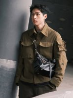 lv Carryall Dark 黑武士 暗黑学院风 暗黑机车风 今日份的酷感Cool风暴 由Lv的 Carryall 黑色羊皮包包引领 让你轻松成为酷酷女孩