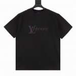 Louis Vuitton Lv Vers短袖T恤 正品8350购入，采用32支精疏棉平纹双纱230克面料，领口1*1配套罗纹，胸口渐变印花工艺，面料酵洗，定制