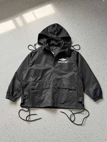 Balenciaga 巴黎世家 25Ss 3B系列前后Logo印花可隐藏帽子冲锋衣 官网同步 面料采用再生尼龙面料 特级防水涂层 防风防水 还原原版 内里采用特