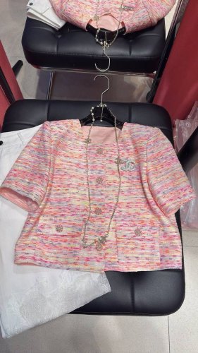新品现货发售 chane*最新 彩色超美上衣 超薄面料 高定面料版型剪裁很好 亮眼百搭 夏天的颜色穿太好看啦 码数 36 38 40