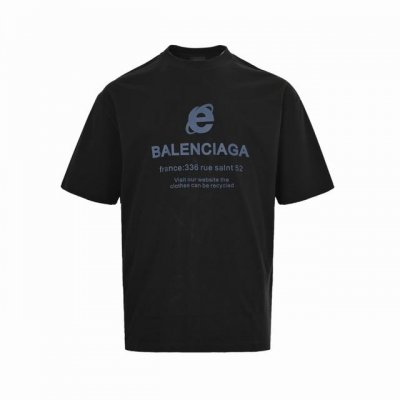 balenciaga 巴黎世家 25Ss 字母印花短袖 当代码美学跃上高定衣橱 Balenciaga Epoch Tee 的数字诗意 在数据洪流与复古情结碰撞的