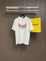 P180Fendi 2025Ss蛇年限定小怪兽短袖T恤，洗后300G,100％棉质，前幅小怪兽Logo印花标识，领口采用双针走线，锁链底拉肩包边，四线密边，一寸