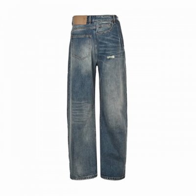 Maison Margiela 马吉拉Mm6 贴片做旧牛仔长裤 定制纹韵牛仔粗斜棉缎，擦压皱猫须技术和枪画猫须技术结合，优先在特定区域进行手工擦制，以达到自然的