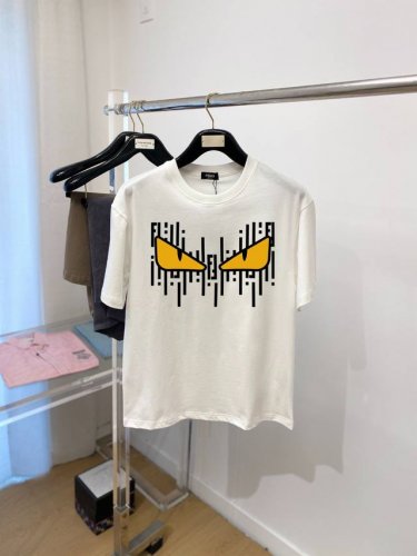 P100 芬迪、新品短袖T恤，帅气时尚，胸前图案字母Logo，简约百搭款。面料260G特制纯棉 不仅挺括，保持潮流的廓形，又穿着舒适，纱织更细腻，码数S-Xxl