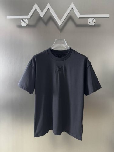 路易威登 Louis Vuitton25Ss立体浮雕压花字母圆领短袖T恤 面料螺纹同缸定染。260克丝光棉，胸前搭配Logo徽标磨嵌式工艺压花设计，肩袖拼接车线