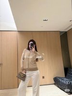 Fend*25Ss春夏新款 真丝羊毛开衫 原版开发 高版出品 一上身就被惊艳到了 面料选用顶级材质 柔软亲肤 透气性满分 穿着感超舒适 圆领短袖上衣 简约又时髦