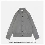 ami 24Fw 浮雕绣花爱心基础Polo毛衣-烟灰色 原版1950购入，毛纱使用100%绵羊毛材质，100%绵羊毛制品因其高雅的质感和卓越的保暖性能，一直是秋