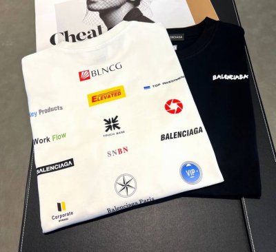 110 Balenciaga～前幅不规则字母设计后幅全图设计感满满～男女同款对象穿搭Ootd 2025年新款春夏270克重的双纱平纹短袖值得入手！ 颜色：黑 白