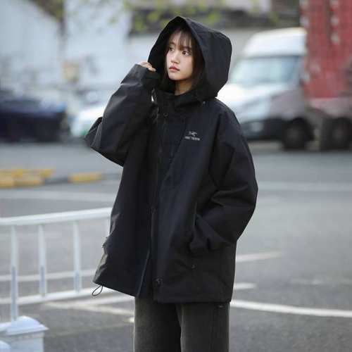上新 Arc'teryx 始祖鸟连帽冲锋衣外套 始祖鸟25年春秋季新款，专柜同步新品！ 高品质的货！ 喜欢的千万别错过。 柜子同步款！ 贸易公司出口订单货，始祖