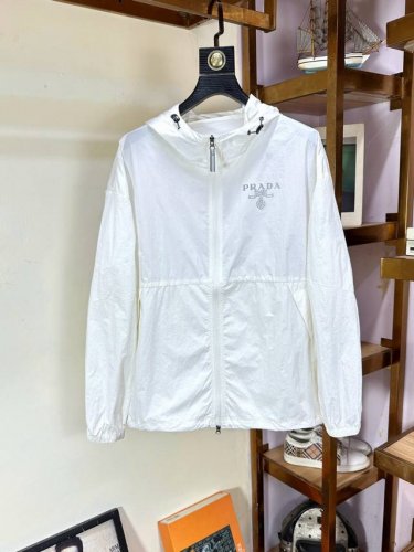 Sdi prada普拉达2560春夏新款男士防晒服轻薄外套 独特订制防晒四面弹面料 卓越的弹性与回弹性 四向拉伸 面料在经纬 横向与纵向及对角线方向均具备弹性