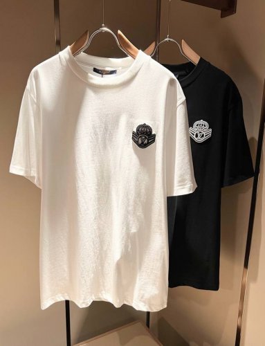 Louisvuitt*路易*登 2025春夏全新系列单品上线 非常时髦前卫的一款男女同款短袖T恤 标识Logo图案刺绣工艺修饰 区别于以往的不同 宣示品牌传承多