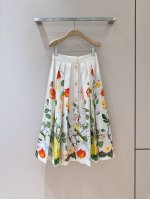 Cara*Ca*Ra*新品 一袭繁花印花半裙，缤纷花朵肆意绽放，有灵动蝴蝶、鸟儿点缀，纯棉材质，高腰剪裁，精致纽扣点缀，两侧设有口袋，轻薄面料，出门随意穿搭，绽