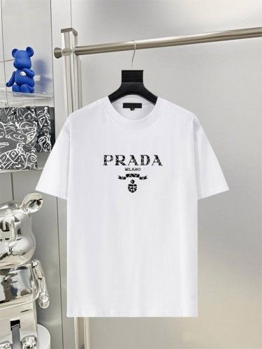 prad*普拉达25Ss新款短袖 最高版本重工艺印花经典Logo图案 高标准定制 上身非常有型 客供进口高档280克纯棉面料质感非常细腻 细节工艺精湛考究 塑造