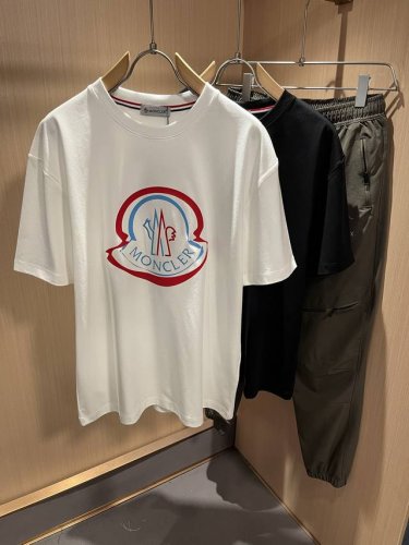 moncler蒙家 2025春夏最新男女同款贸易订单短袖T恤，全品相！！网红款！采用Logo图案压胶设计！上身舒适透气，不僵硬，整体有着丰富的立体感，品质出口订