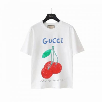 实拍细节图+尺码表 Gucci古驰 成熟的樱桃戏圆领短袖 无感印花 早春系列高克重短袖 选用客供定制针织100%纯棉面打造,面料手感细腻，厚实有质感的纯棉布 高