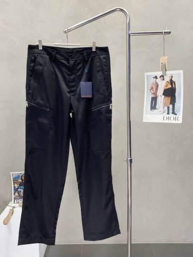 Louis Vuitton路易威登独家专供新款休闲裤 高端版本！独特设计 专柜定制面料 透气舒适度高，细节无可挑剔，品牌元素设计理念，体现高品质。手感细腻柔软！