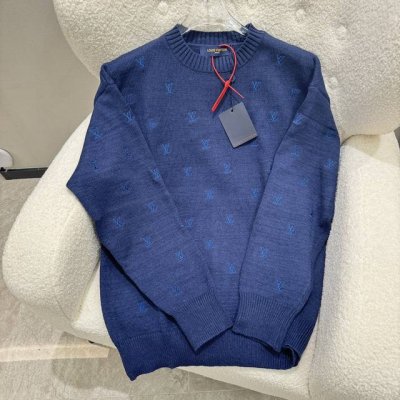 Louis Vuitton路易威登 1*V满Logo小刺绣圆领毛衣 原 00后购入 菲董联名系列 固色定染绵羊毛材质毛料 7S特种定织定染纱线挂毛组织织片 采用