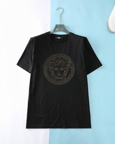 Ver*思者 25Ss夏季新款高支双丝光棉短袖T恤 男士胸前Medusa 烫钻图案时尚休闲圆领短袖T恤 贸易公司渠道稀出 同步Gw发售 该单品延续了品牌一贯的风