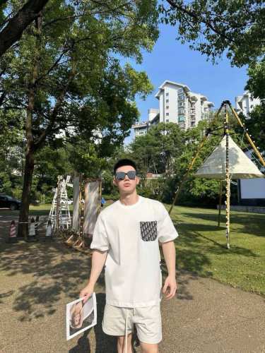 高品质 品名： 迪奥 Dior25Ss新款拼接老花字母口袋后背织带印花圆领宽松男女同款短袖T恤 颜色：白色 黑色 尺码 M-L-Xl 肩宽 胸围 衣长 M 62