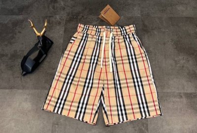 新款短裤上新2025Ss夏季新品巴宝莉Burberry 经典情侣卡其色格纹短裤 宝子们 被我挖到宝啦 巴宝莉这款短裤 简直是时尚圈的 梦中情裤 它采用高品质棉质