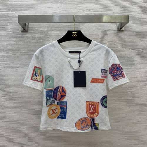 款号D25050842 Louis*驴家Lv新款 经典链条装饰彩色徽章老花字母Logo印花时尚个性修身短款T恤P！白色， M码：肩宽42，胸围90，袖长17，衣