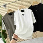 上新 普拉达prada2025年夏季基础款T恤短袖棉面料男女同款！ 尺码:S-2Xl 颜色: 黑色,白色,大地灰 适合亚洲人的独特潮流的裁剪,男女同款！ 轻薄透